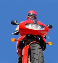 montando en moto