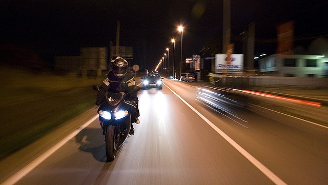 rodar de noche con tu moto