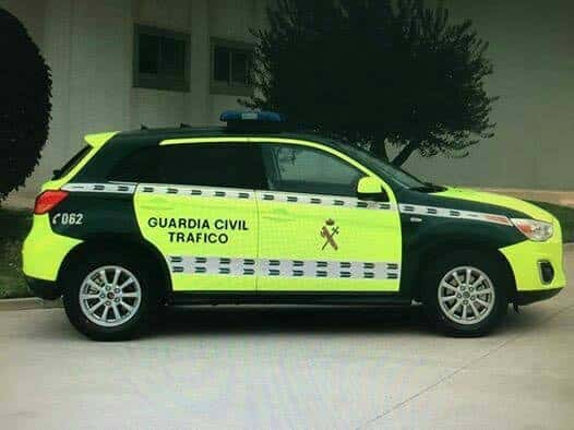 coche guardia civil amarillo fosforito