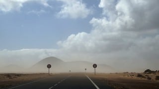 pilotar una moto con viento