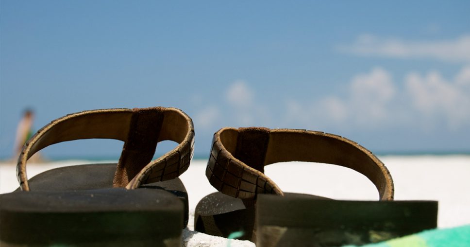 Pueden multarte por ir con chanclas en moto?