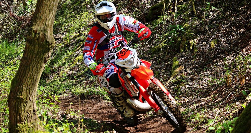 pilotar una moto por el monte y campo