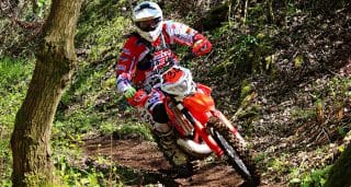 pilotar una moto por el monte y campo